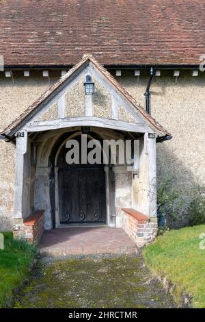 St. Nicholas Church, West Worldhan, Alton, Hampshire, England, Blick auf den South Doorway (Großbritannien). Stockfoto