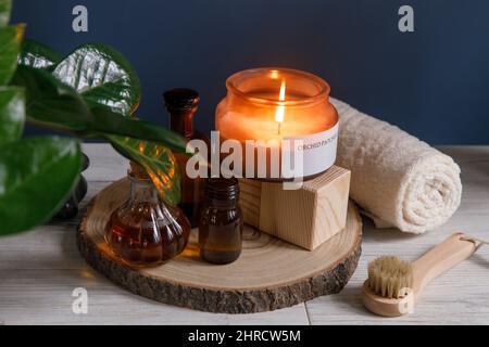 Schönheitsbehandlungen für Spa-Behandlungen auf weißem Holztisch, Seife, Kerze, ätherischen Ölen. Speicherplatz kopieren Stockfoto