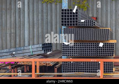 Quadratische Form Stahlrohre Rohre Baumaterial Lager Stockfoto