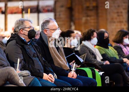 Hannover, Deutschland. 25.. Februar 2022. Stephan weil (2. v.l., SPD), Ministerpräsident von Niedersachsen, und zahlreiche Gläubige sitzen anlässlich des russischen Angriffs auf die Ukraine in einem interreligiösen Friedensgebet in der Marktkirche. Quelle: Moritz Frankenberg/dpa/Alamy Live News Stockfoto