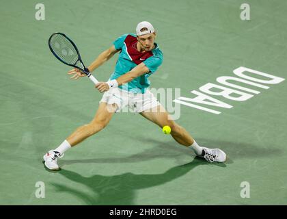 Dubai, VAE, 25.. Februar 2022. Der kanadische Tennisspieler Denis Shapovalov in Aktion beim Dubai Duty Free Tennis Championships Turnier im Dubai Duty Free Tennis Stadium am Freitag, 25. Februar 2022., © Juergen Hasenkopf / Alamy Live News Stockfoto