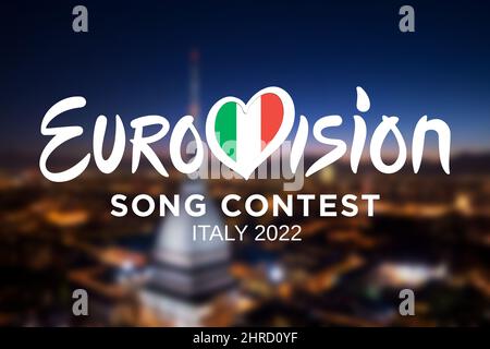 Eurovision Song Contest Logo auf Turins Stadtbild verschwommener Hintergrund. Die Ausgabe 66. findet im Mai 2022 in Turin statt. Turin, Italien - februar 2 Stockfoto