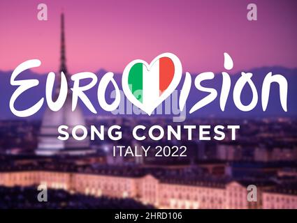 Eurovision Song Contest Logo auf Turins Stadtbild verschwommener Hintergrund. Die Ausgabe 66. findet im Mai 2022 in Turin statt. Turin, Italien - februar 2 Stockfoto