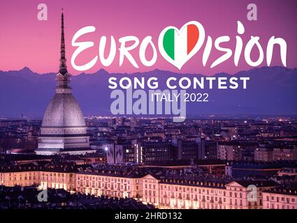 Logo des Eurovision Song Contest auf dem Stadtbild von Turin bei Nacht. Die Ausgabe 66. findet im Mai 2022 in Turin statt. Turin, Italien - februar 2022 Stockfoto