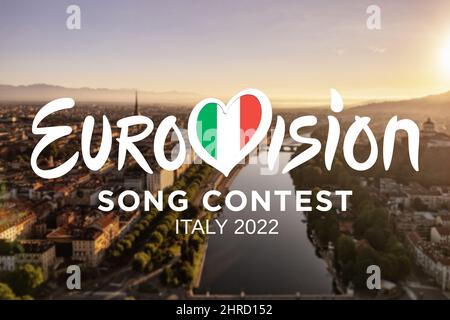 Eurovision Song Contest Logo auf Turins Stadtbild verschwommener Hintergrund. Die Ausgabe 66. findet im Mai 2022 in Turin statt. Turin, Italien - februar 2 Stockfoto