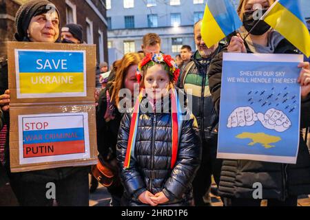 London UK 25 February 2022 Whitehall war überflutet mit blauen und gelben Fahnen der Ukrainer, schreiend Stoppt Putin Stoppt den Krieg und UK Help US, Paul Quezada-Neiman/Alamy Live News Stockfoto