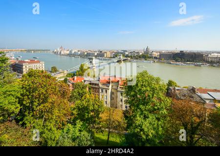 Anfang Herbst Blick auf die Donau und das Parlament von der Burg in Budapest in Ungarn mit der Kettenbrücke verbindet Buda und Pest Stockfoto