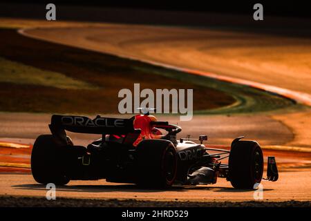 Barcelona, Spanien. 25.. Februar 2022. 11 PEREZ Sergio (mex), Red Bull Racing RB18, Action während der Vorsaison-Rennserie vor der FIA Formel-1-Weltmeisterschaft 2022, auf dem Circuit de Barcelona-Catalunya, vom 23. Bis 25. Februar 2022 in Montmelo, nahe Barcelona, Spanien - Foto Antonin Vincent / DPPI Credit: DPPI Media/Alamy Live News Stockfoto