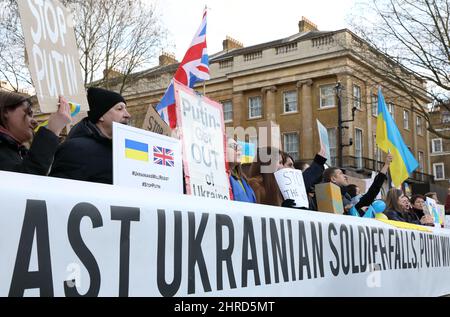 London, Großbritannien, 25.. Februar 2022. Verstörte Ukrainer versammeln sich in Whitehall gegenüber der Downing Street, um um Hilfe zu bitten, während ihre Hauptstadt Kiew von Putins russischen Truppen angegriffen wird. Nach einer Flut von Luftangriffen in den frühen Morgenstunden, wurden die Bodentruppen gemeldet, um vorzurücken. Kredit : Monica Wells/Alamy Live Nachrichten Stockfoto
