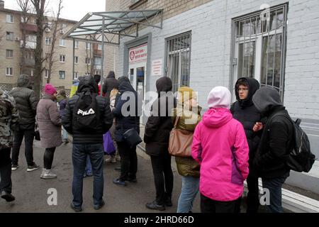 Nicht exklusiv: DNIPRO, UKRAINE - 25. FEBRUAR 2022 - während des Blutspendelagers stehen Menschen vor der regionalen Bluttransfusionsstation Dnipro Stockfoto