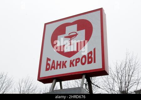 Nicht exklusiv: DNIPRO, UKRAINE - 25. FEBRUAR 2022 - das Schild „Blutbank“ ist vor der regionalen Bluttransfusionsstation Dnipro, Dnipro, abgebildet. Stockfoto