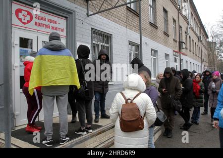 Nicht exklusiv: DNIPRO, UKRAINE - 25. FEBRUAR 2022 - während des Blutspendelagers stehen Menschen vor der regionalen Bluttransfusionsstation Dnipro Stockfoto