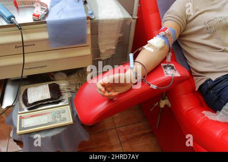 Nicht exklusiv: DNIPRO, UKRAINE - 25. FEBRUAR 2022 - Eine Frau spendet Blut an der regionalen Bluttransfusionsstation Dnipro, Dnipro, Zentralukraine. Stockfoto