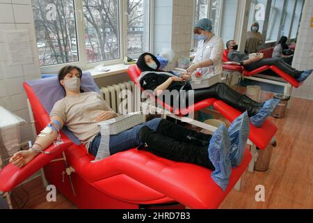 Nicht exklusiv: DNIPRO, UKRAINE - 25. FEBRUAR 2022 - Menschen spenden Blut an der regionalen Bluttransfusionsstation Dnipro, Dnipro, Zentralukraine. Stockfoto