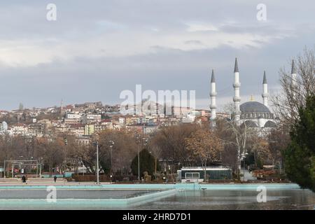 Genclik Park, Ankara (mit der Melike Hatun Moschee in der Ferne) Stockfoto