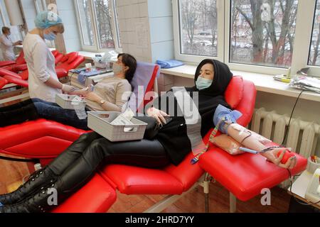 Nicht exklusiv: DNIPRO, UKRAINE - 25. FEBRUAR 2022 - Menschen spenden Blut an der regionalen Bluttransfusionsstation Dnipro, Dnipro, Zentralukraine. Stockfoto