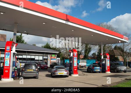 Loudwater, Buckinghamshire, Großbritannien. 25.. Februar 2022. An der Esso-Tankstelle in Loudwater zahlten die Fahrer heute 154,9 pro Liter für Benzin. Der Preis für Benzin und Diesel steigt weiterhin mit alarmierender Geschwindigkeit, und es wird erwartet, dass er sich nach dem Einmarsch Russlands in die Ukraine noch viel verschlimmern wird. Bis Juni 2022 werden die Ölpreise pro Barrel voraussichtlich $130 Barrel erreichen. Quelle: Maureen McLean/Alamy Live News Stockfoto