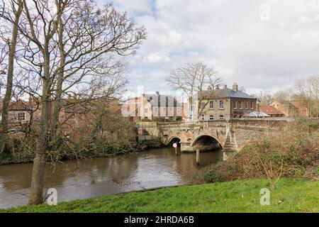 Norwich, Norfolk, Großbritannien, Februar 21. 2022: Die mittelalterliche Bishop's Bridge, 1340 erbaut, überquert den Fluss Wensum durch das öffentliche Haus des Roten Löwen. Stockfoto