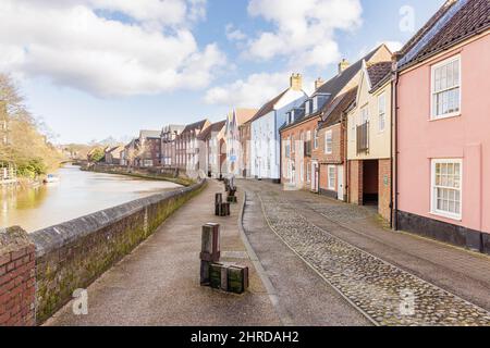 Norwich, Norfolk, Großbritannien, 21. 2022. Februar: Quayside, eine ruhige Straße mit Häusern, verläuft entlang des Flusses Wensum, der sich durch die Stadt schlängelt. Stockfoto