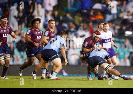 Sydney, Australien. 25.. Februar 2022. 25.. Februar 2022; Super Rugby Pacific 2022, New South Wales Waratahs gegen Queensland Reds, Leichhardt Oval, Sydney, NSW, Australien; Harry Wilson von Queensland Reds wird von Geoffrey Cridge von den NSW Waratahs in Angriff genommen Credit: Action Plus Sports Images/Alamy Live News Stockfoto