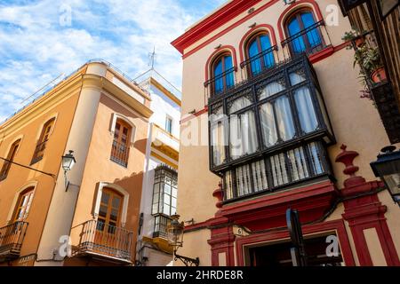 Typisch andalusische Farbe und Architektur auf Wohngebäuden im Barrio Santa Cruz von Sevilla, Spanien. Stockfoto