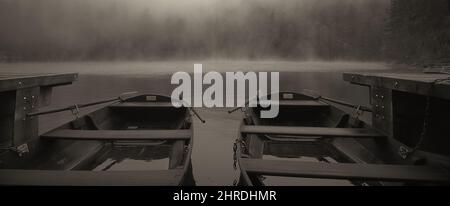 Bild von zwei Booten, die im Fluss stehen Stockfoto