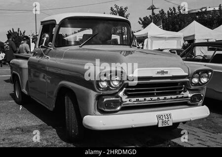 Graustufen eines klassischen Chevrolet Task Force auf der Straße Stockfoto