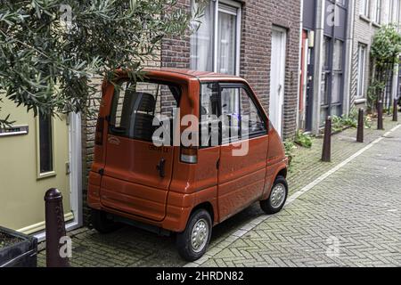 Kleine Minicar canta XL auf der Straße geparkt Stockfoto