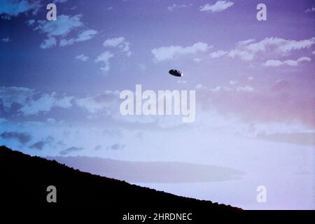 1980S NICHT IDENTIFIZIERTES FLIEGENDES OBJEKT UFO IN TRÜBER HIMMEL ALIEN-UNTERTASSE RAUMSCHIFF SCIENCE FICTION SCI-FI VERDÄCHTIGES LUFTPHÄNOMEN - 028465 WAL003 HARS VERDÄCHTIG Stockfoto