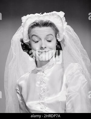 1950S PORTRAIT FRAU BRAUT LÄCHELNDE AUGEN GESCHLOSSEN MACHEN EIN LUSTIGES GESICHT TRÄGT KOPFBEDECKUNG MIT NET SCHLEIER UND SATIN BRAUTKLEID - B10402 DEB001 HARS FEIER FRAUEN VERHEIRATET STUDIO SCHUSS VERANSTALTUNG GESUNDHEIT KOPIEREN RAUM DAMEN EHE PERSONEN INSPIRATION SATIN SCHLEIER VERTRAUEN CEREMONY B&W BRIDAL DREAMS GLÜCK KOPF UND SCHULTERN FRÖHLICHE BRÄUTE BRAUCH UND AUFREGUNG TRADITION HOCHZEITSZEREMONIEN ANLASS HEIRAT STOLZ LÄCHELT KOPFSTÜCK FRÖHLICH RITUS DER PASSAGE STILVOLL DEB001 MI ZUSAMMENARBEIT HEIRATEN EHE JUNGE ERWACHSENE FRAU SCHWARZ UND WEISS KAUKASISCHEN ETHNIZITÄT AUGEN GESCHLOSSEN, ALTMODISCH, GRINSEN Stockfoto