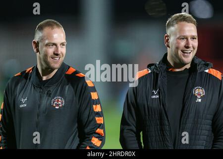 Liam Watts (8) und Joe Westerman (13) von Castleford Tigers vor dem Kick-off Hull KR / Castleford Tigers Stockfoto