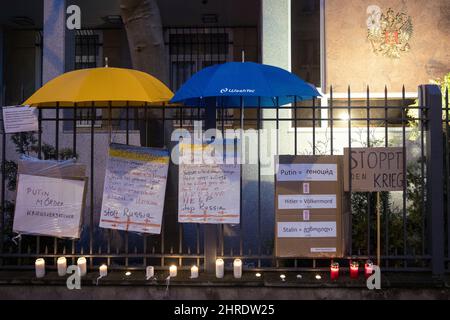 Frankfurt, Deutschland. 25.. Februar 2022. 25. Februar 2022, Hessen, Frankfurt/Main: Am Zaun des russischen Generalkonsulats sind Schilder, Kerzen und Regenschirme in blau und gelb zu sehen, nachdem dort nach dem russischen Einmarsch eine Mahnwache als Ausdruck der Solidarität mit der Ukraine abgehalten wurde. Foto: Hannes P. Albert/dpa Quelle: dpa picture Alliance/Alamy Live News Stockfoto