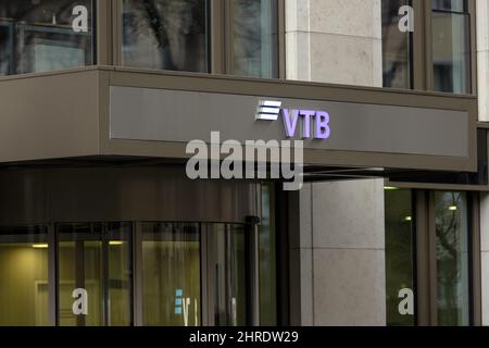 Frankfurt, Deutschland. 25.. Februar 2022. 25. Februar 2022, Hessen, Frankfurt am Main: Das Logo der VTB Bank, des zweitgrößten russischen Finanzinstituts, auf einem Gebäude in Frankfurt. Sechs russische Banken, darunter die zweitgrößte Institution des Landes, die VTB Bank, sind vollständig von Sanktionen betroffen, die als Reaktion auf die russische Invasion in der Ukraine verhängt wurden. Foto: Hannes P. Albert/dpa Quelle: dpa picture Alliance/Alamy Live News Stockfoto