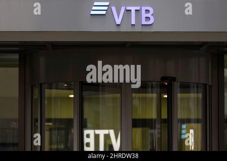 Frankfurt, Deutschland. 25.. Februar 2022. 25. Februar 2022, Hessen, Frankfurt am Main: Das Logo der VTB Bank, des zweitgrößten russischen Finanzinstituts, auf einem Gebäude in Frankfurt. Sechs russische Banken, darunter die zweitgrößte Institution des Landes, die VTB Bank, sind vollständig von Sanktionen betroffen, die als Reaktion auf die russische Invasion in der Ukraine verhängt wurden. Foto: Hannes P. Albert/dpa Quelle: dpa picture Alliance/Alamy Live News Stockfoto