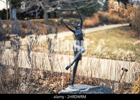 Wunderschöne Tänzerstatue im OVERLAND PARK ARBORETUM und BOTANISCHEN GÄRTEN Stockfoto