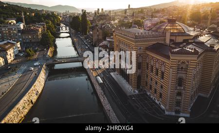 Blick auf das Rathaus von Sarajevo, Vijecnica. Bosnien und Herzegowina. Stockfoto