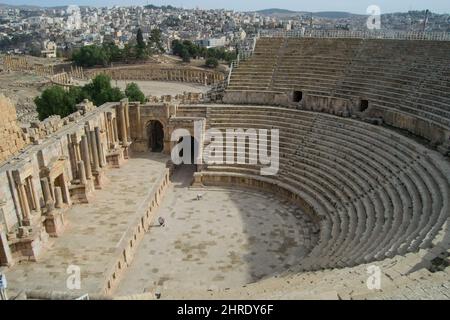Faszinierender Blick auf das antike römische Amphitheater in der römischen Stadt Jerash, Jordanien Stockfoto