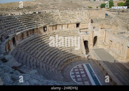 Faszinierender Blick auf das antike römische Amphitheater in der römischen Stadt Jerash, Jordanien Stockfoto
