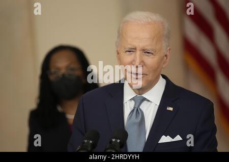 Washington DC, USA. 25.. Februar 2022. Der Präsident der Vereinigten Staaten, Joe Biden, kommentiert seine Ernennung von Richter Ketanji Brown Jackson zum Associate Justice des Obersten Gerichtshofs der Vereinigten Staaten am Freitag, den 25. Februar 2022, in der Cross Hall des Weißen Hauses in Washington, DC. Quelle: Chris Kleponis/CNP /MediaPunch Quelle: MediaPunch Inc/Alamy Live News Stockfoto