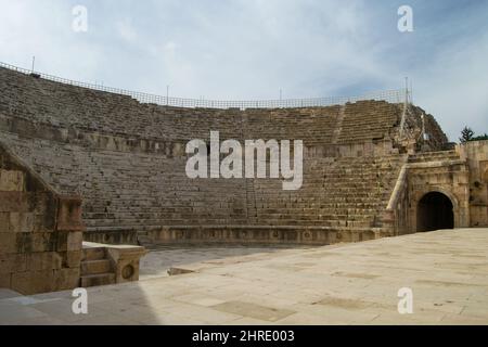 Faszinierender Blick auf das antike römische Amphitheater in der römischen Stadt Jerash, Jordanien Stockfoto