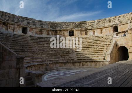 Faszinierender Blick auf das antike römische Amphitheater in der römischen Stadt Jerash, Jordanien Stockfoto