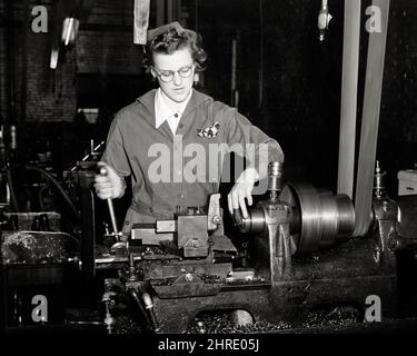 1940S VERTEIDIGERIN IN OVERALL UND SICHERHEITSBRILLE, DIE METALLDREHMASCHINE IN EINEM WÄLZLAGERUNTERNEHMEN PHILADELPHIA PA USA BETREIBT - I3612 HAR001 HARS SICHERHEIT LIFESTYLE ZUFRIEDENHEIT FRAUEN WW2 JOBS VEREINIGTE STAATEN VON AMERIKA COPY SPACE HALF-LENGTH LADIES PERSONS VEREINIGTE STAATEN VON AMERIKA AMERIKA RISIKO BERUF VERTRAUEN B&W NORDAMERIKA FREIHEIT ZIELE NORDAMERIKA ERFOLG GESCHICKLICHKEIT BERUF FÄHIGKEITEN BETRIEB ABENTEUER STÄRKE SIEG STRATEGIE KARRIERE WAHL PA FORTSCHRITT ARBEIT STOLZ WELTKRIEG ZWEI WELTKRIEG II IN BESCHÄFTIGUNG BERUFE MIT DREHBANK KONZEPTIONELLE UNTERNEHMEN STILVOLL 2. WELTKRIEG: VERTEIDIGUNG DER INFRASTRUKTURMITARBEITER Stockfoto