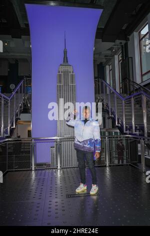 New York, Usa. 25.. Februar 2022. Jabari Banks, Star der neuen Serie Bel-Air von Pfau, besucht das Empire State Building in New York. Kredit: SOPA Images Limited/Alamy Live Nachrichten Stockfoto