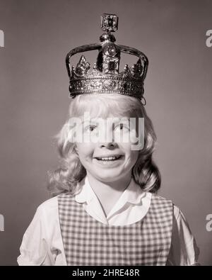 1950S BLONDE MÄDCHEN TRAGEN KRONE LÄCHELN LUSTIGE GESICHT DUMM HUT KÖNIGIN UND WEISSE BLUSE UND KARIERTEN PULLOVER BLICK AUF DIE KAMERA - J9451 DEB001 HARS JOY LIFESTYLE ZUFRIEDENHEITSFEIER DAMEN STUDIO SHOT KOPIE RAUM PLAID AWARD B&W WIDE EYE KONTAKT BUG-EYED TRÄUME HUMORVOLLES GLÜCK PULLOVER KOPF UND SCHULTERN FRÖHLICH UND AUFREGEND PREIS KOMISCHE STOLZ BLUSE LÄCHELT KÖNIGLICHE KONZEPTKOMÖDIE BEGEISTERN PHANTASIE FREUDIGE DEB001 WUNSCH ROYALTY BREITÄUGIGE WACHSTUM JUGENDLICHE BELOHNEN ERSCHROCKENE SCHWARZ-WEISS KAUKASISCHEN ETHNIE ALTMODISCHE PRINZESSIN Stockfoto