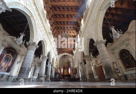 Das Innere der Kathedrale von Enna wurde 1943 durch den Willen von König Vittorio Emanuele III. Zum Nationaldenkmal Enna, Sizilien, Italien Stockfoto