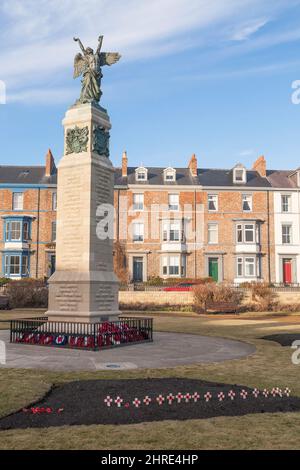 Eine Reihe von Holzkreuzen und Mohnblumen vor dem Hartlepool Headland war Memorial, Nordostengland, Großbritannien. Stockfoto