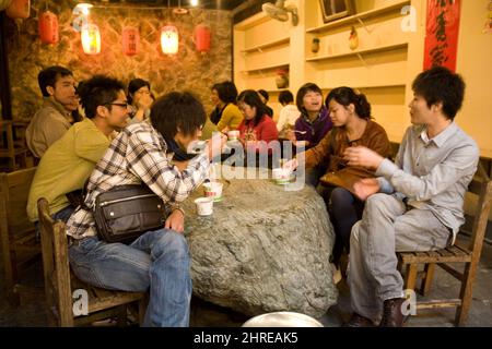 Jugendliche versammelten sich in einem Nudelladen im Dorf Jioufen, Bezirk Ruifang, New Taipei, Taiwan Stockfoto