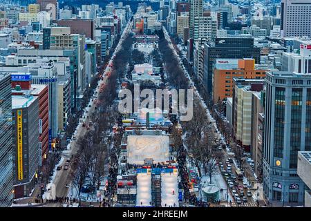 Luftaufnahme des Odori Parks während des Sapporo Snow Festivals, Sapporo, Präfektur Hokkaido, Japan Stockfoto