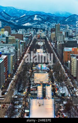 Luftaufnahme des Odori Parks während des Sapporo Snow Festivals, Sapporo, Präfektur Hokkaido, Japan Stockfoto