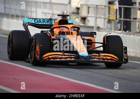 Barcelona, Spanien. 25.. Februar 2022. Daniel Ricciardo von McLaren beim dritten Testtag F1 auf dem Circuit de Barcelona-Catalunya am 25. Februar 2022 in Barcelona, Spanien. Quelle: Marco Canoniero/Alamy Live News Stockfoto